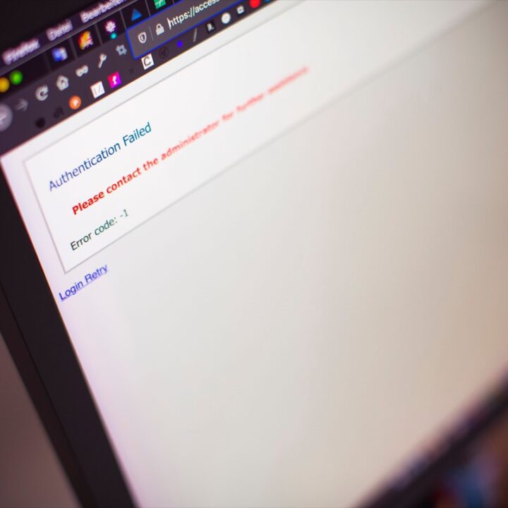 Laptop screen displaying an authentication error message